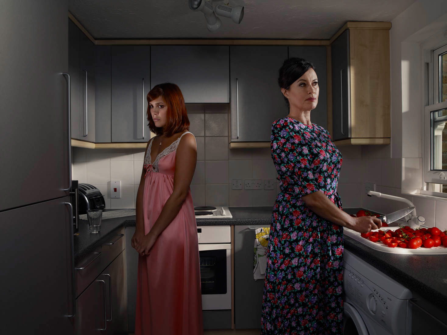 Вина перед мамой. Две хозяйки на кухне. Две хозяйки на одной кухне. Две женщины на кухне. Свекровь и невестка на кухне.